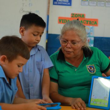 Maestros interinos serán contratados por ley de salarios en 2024