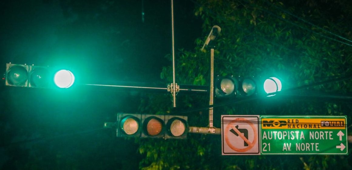 Encienden primer semáforo inteligente en San Salvador