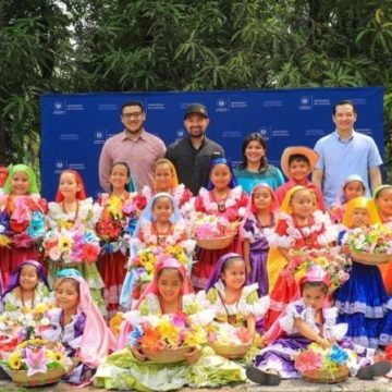 Ministra de Cultura entrega vestuarios a grupos de danza folclórica