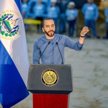 Nayib Bukele coloca la primera piedra para la construcción del nuevo Hospital Rosales