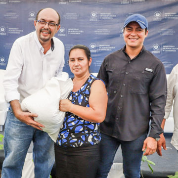 Gobierno de El Salvador entrega recursos a ganaderos de la Unión, San Miguel y Morazán tras fuertes lluvias