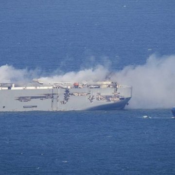 Un marinero muere y 22 tripulantes resultaron heridos tras incendio en un barco carguero con casi tres mil autos en Países Bajos