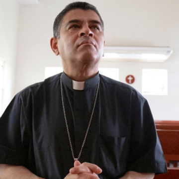 Régimen de Nicaragua devuelve a prisión al obispo Rolando Álvarez