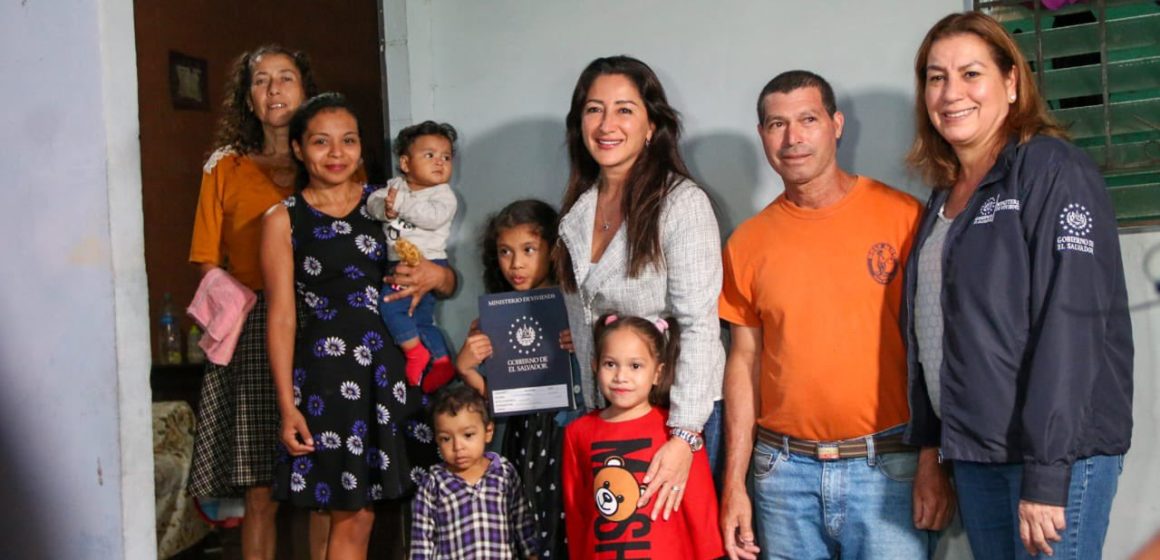 Gobierno de El Salvador continúa legalizando viviendas para familias que viven en comunidades