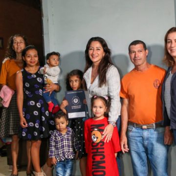 Gobierno de El Salvador continúa legalizando viviendas para familias que viven en comunidades