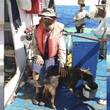 Un hombre y su perra sobreviven a un naufragio durante dos meses