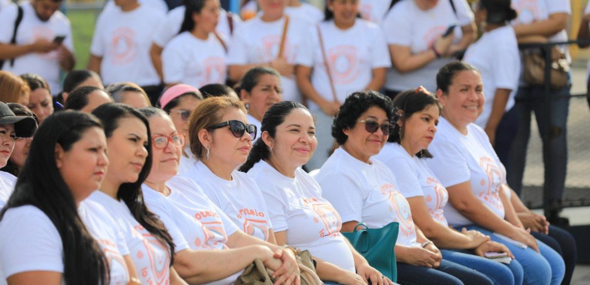 Juramentan alrededor de 300 asesores y consejeros de lactancia materna en El Salvador