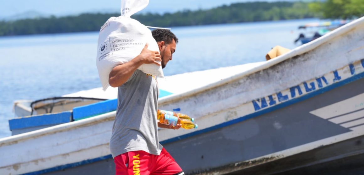 Entregan paquetes alimenticios a familias de pescadores artesanales afectados por las mareas altas en playa El Espino