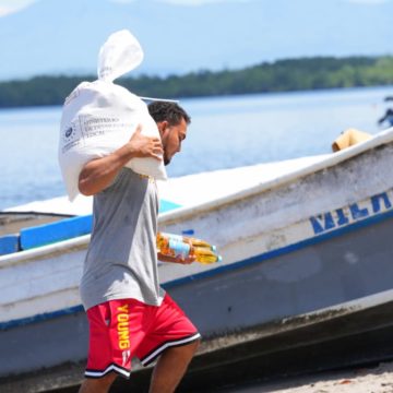 Entregan paquetes alimenticios a familias de pescadores artesanales afectados por las mareas altas en playa El Espino