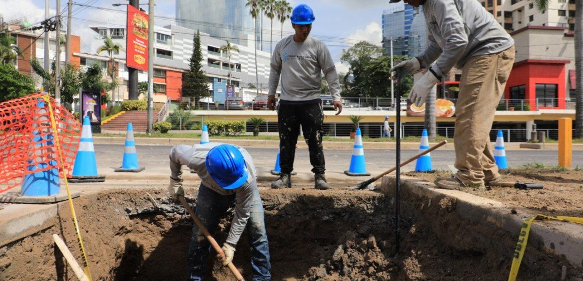 El cableado subterráneo en la Zona Rosa, San Salvador, ya se encuentra en proceso de instalación