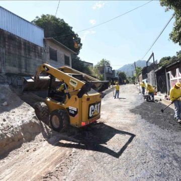 El Salvador invertirá aún más en recursos para obras viales y educativas