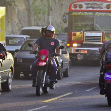 El VMT y Aces darán cascos certificados a motociclistas para contribuir a la seguridad vial