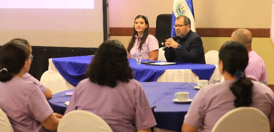 Gobierno de El Salvador capacita a profesionales de salud para ser educadores prenatales