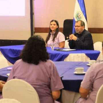 Gobierno de El Salvador capacita a profesionales de salud para ser educadores prenatales