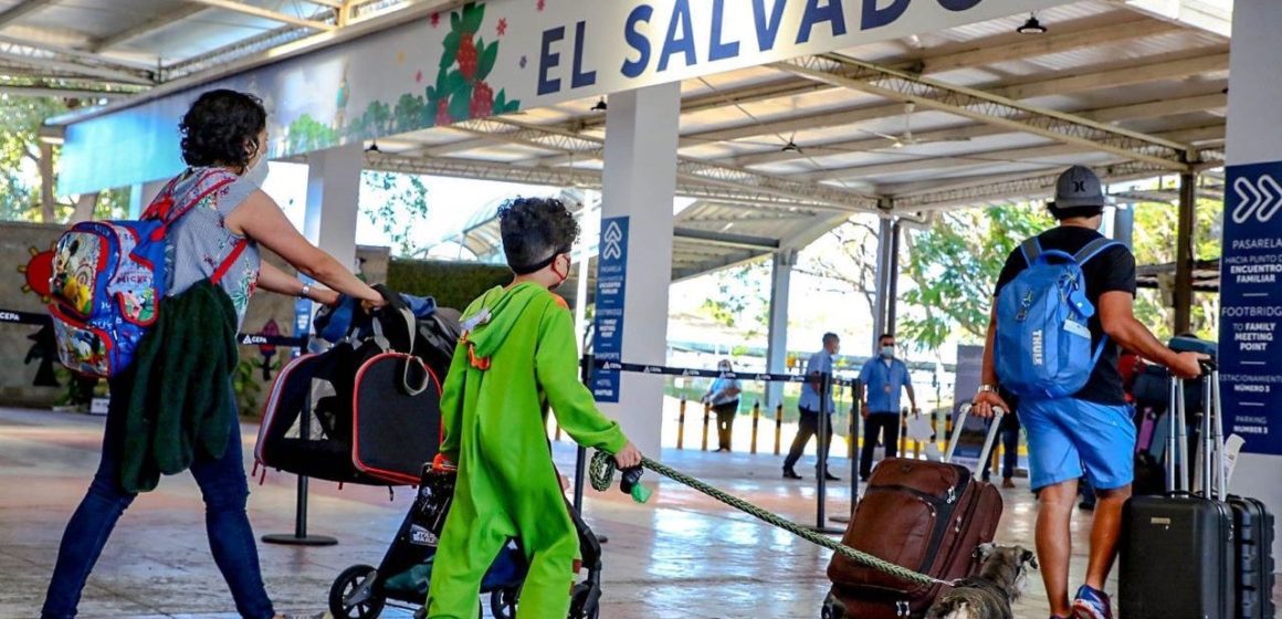 El Salvador recibe incremento de turistas y reporta $2,790 millones en divisas