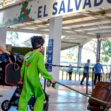 El Salvador recibe incremento de turistas y reporta $2,790 millones en divisas
