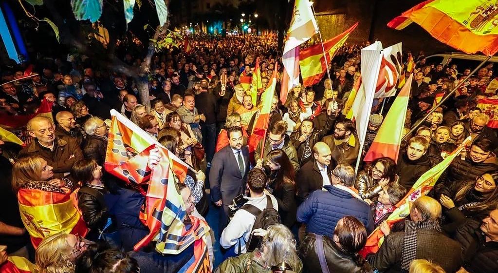 Manifestantes de derecha protestan contra la ley de amnistía para separatistas catalanes en Madrid