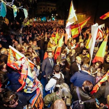 Manifestantes de derecha protestan contra la ley de amnistía para separatistas catalanes en Madrid
