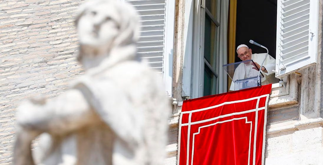 El Vaticano autorizó que personas homosexuales y transexuales sean padrinos y testigos de bodas y bautismos