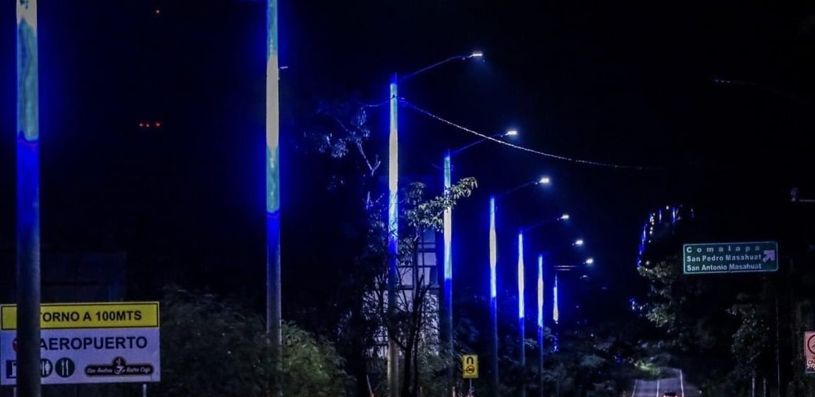 La autopista a Comalapa ya está lista con luminarias LED y postes traslúcidos