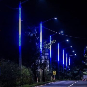 La autopista a Comalapa ya está lista con luminarias LED y postes traslúcidos