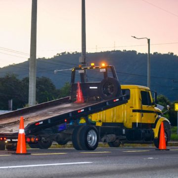 Gobierno de El Salvador lanza plan de asistencia vial con servicio de grúas sin costo para época navideña