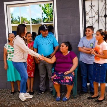 Este año, El Salvador, ha beneficiado a 7,955 familias con escrituras para vivienda