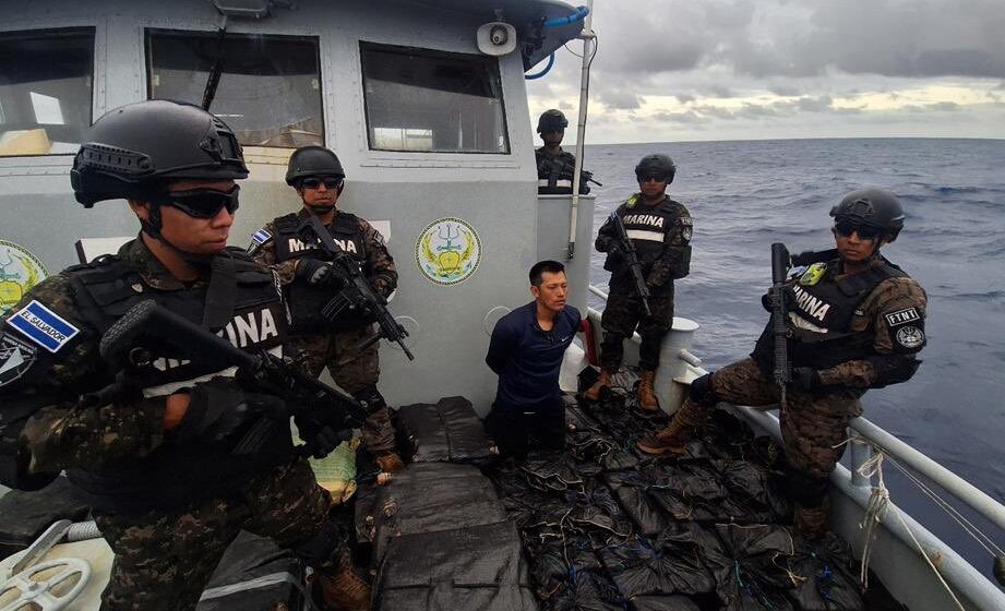 Marina salvadoreña incauta 1.4 toneladas de cocaína valoradas en unos $35 millones