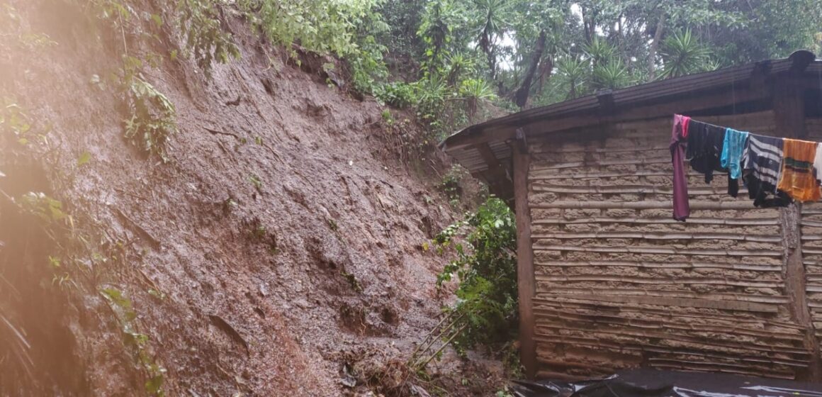 Fallece menor de edad por derrumbe en Santo Tomas 