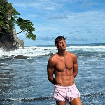 Exjugador del Real Madrid disfruta sus vacaciones en las playas de El Salvador