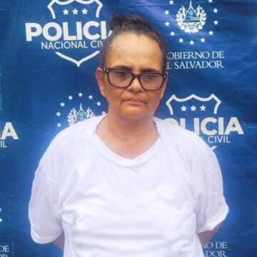 Capturan a mujer que administraba vehículos de sus hijos pandilleros presos en el CECOT