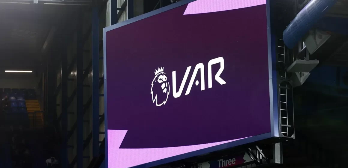 Los clubes de la Premier League deciden mantener el VAR