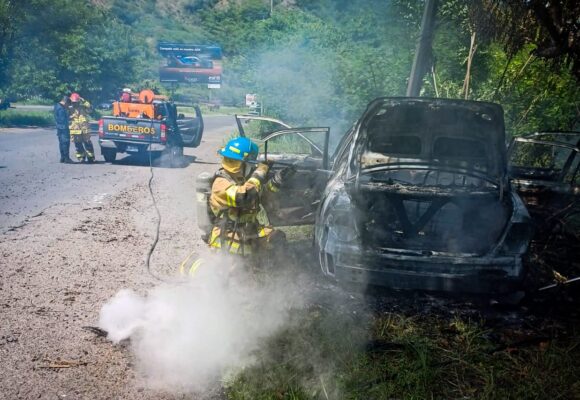 Una persona fallece dentro de vehículo incendiado en curva La Leona, San Vicente