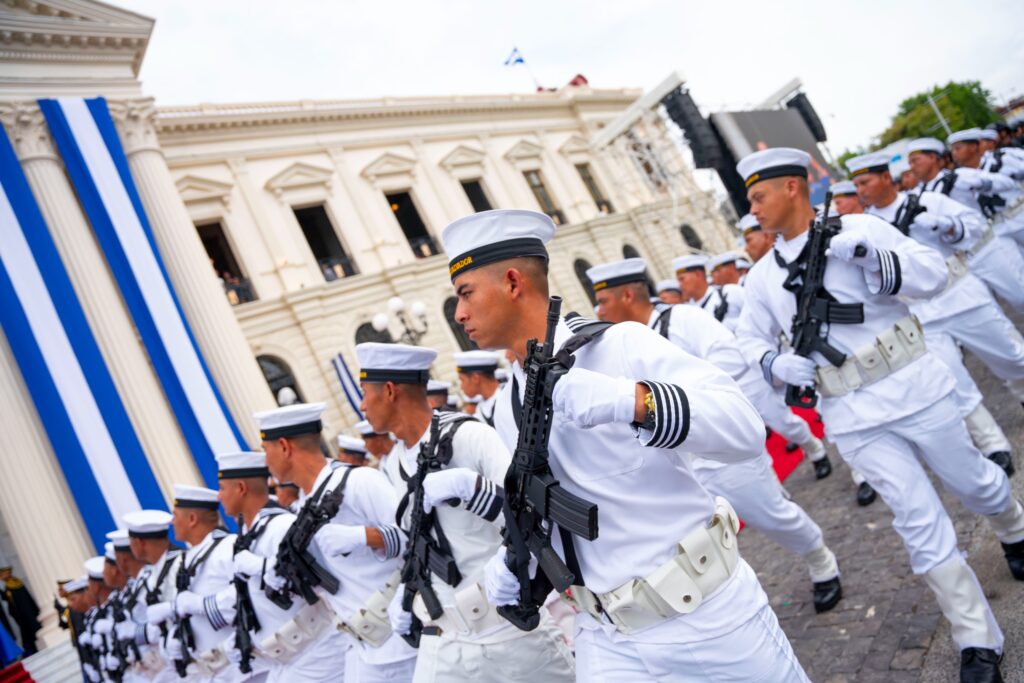 El ejército y la marina mostraron sus respetos al mandatario