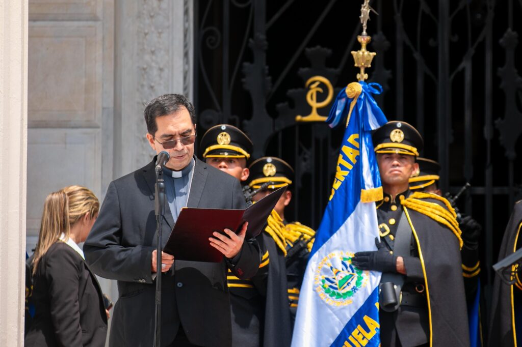 Monseñor José Luis Escobar, Arzobispo de San Salvador, elevó una plegaria por El Salvador.