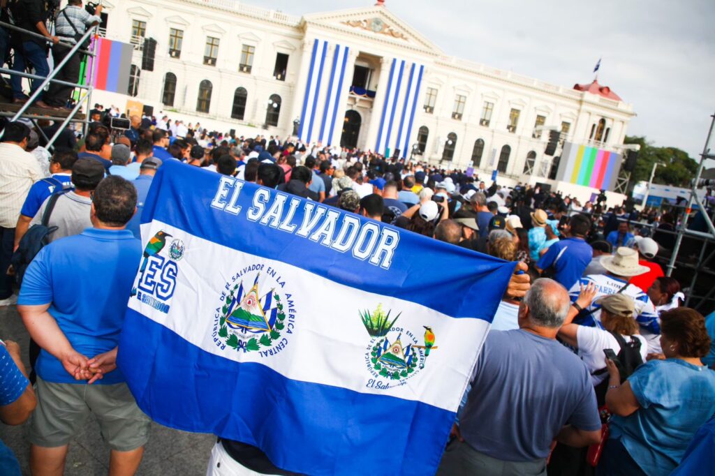 Salvadoreños llegaron desde tempranas horas para presenciar el evento.