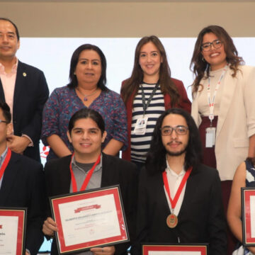 Estudiantes salvadoreños celebran triunfo tras ganar primer lugar en la Huawei ICT National Competition