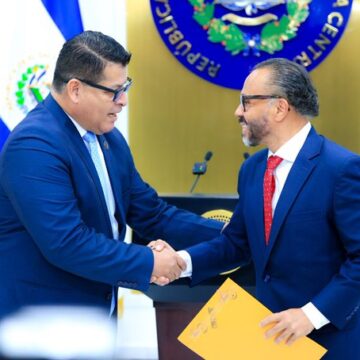 Presidente de Asamblea Legislativa, Ernesto Castro, recibe listado de aspirantes a magistrados de la CSJ