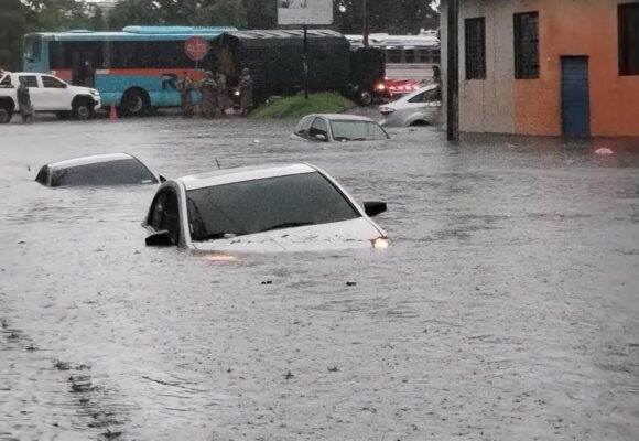 Fuertes lluvias causan inundaciones en diferentes zonas del país