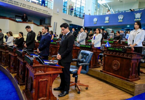 Asamblea rinde tributo a director de la PNC y demás fallecidos en accidente aéreo