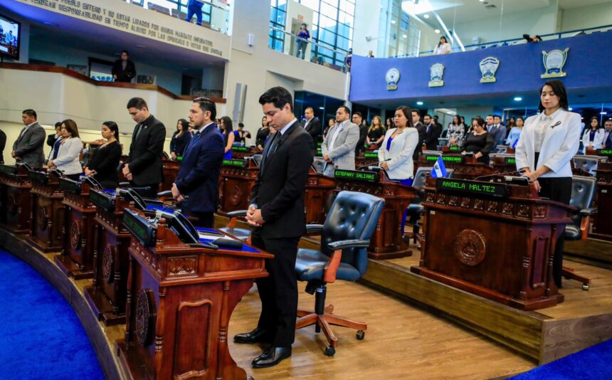 Asamblea rinde tributo a director de la PNC y demás fallecidos en accidente aéreo