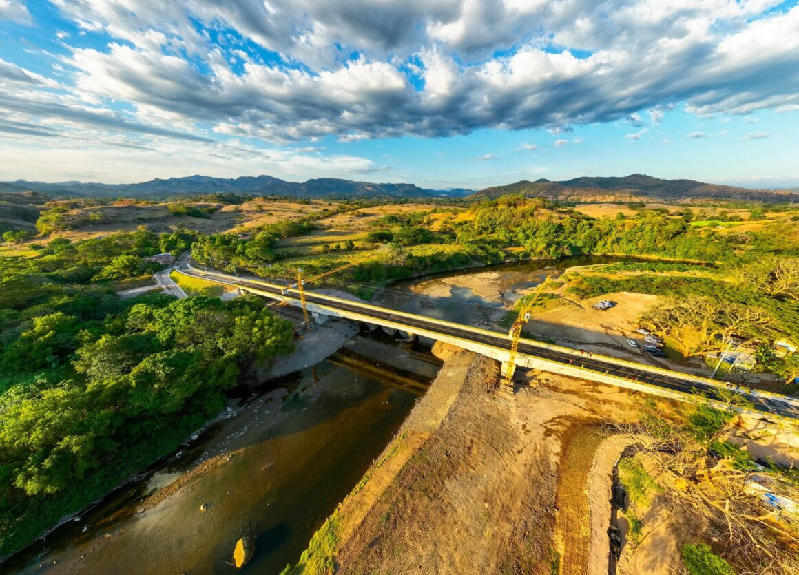 Inauguran puente sobre el río Titihuapa entre Cabañas y San Vicente