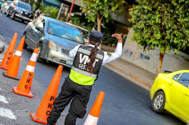 VMT sanciona con multa de $150 a gestor de tráfico que manejaba manipulando un celular