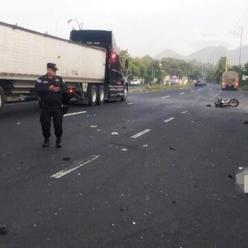 Motociclista muere tras chocar con rastra en carretera hacia Sonsonate