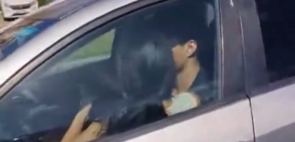 VMT sanciona a conductor captado cargando a una mujer mientras manejaba