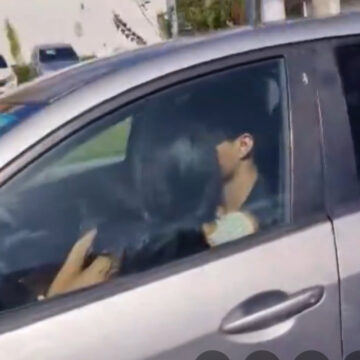 VMT sanciona a conductor captado cargando a una mujer mientras manejaba