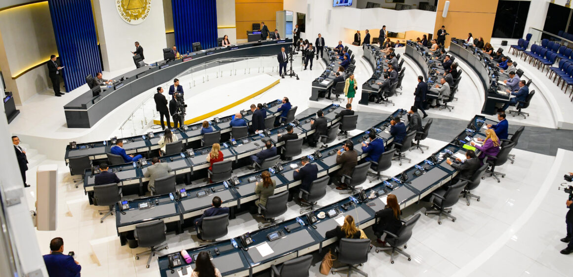 Asamblea amplía vigencia de placas vehiculares hasta 2026