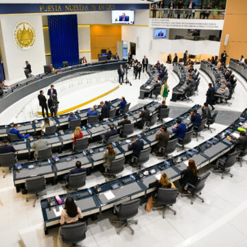 Asamblea amplía vigencia de placas vehiculares hasta 2026