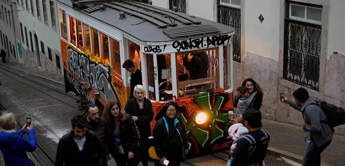 Tragedia en Lisboa: tres muertos y 20 heridos por descarrilamiento de un funicular