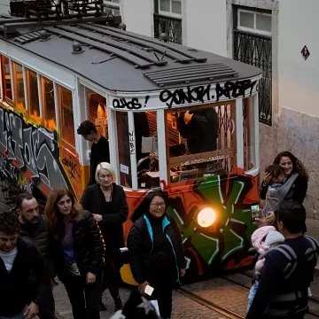 Tragedia en Lisboa: tres muertos y 20 heridos por descarrilamiento de un funicular